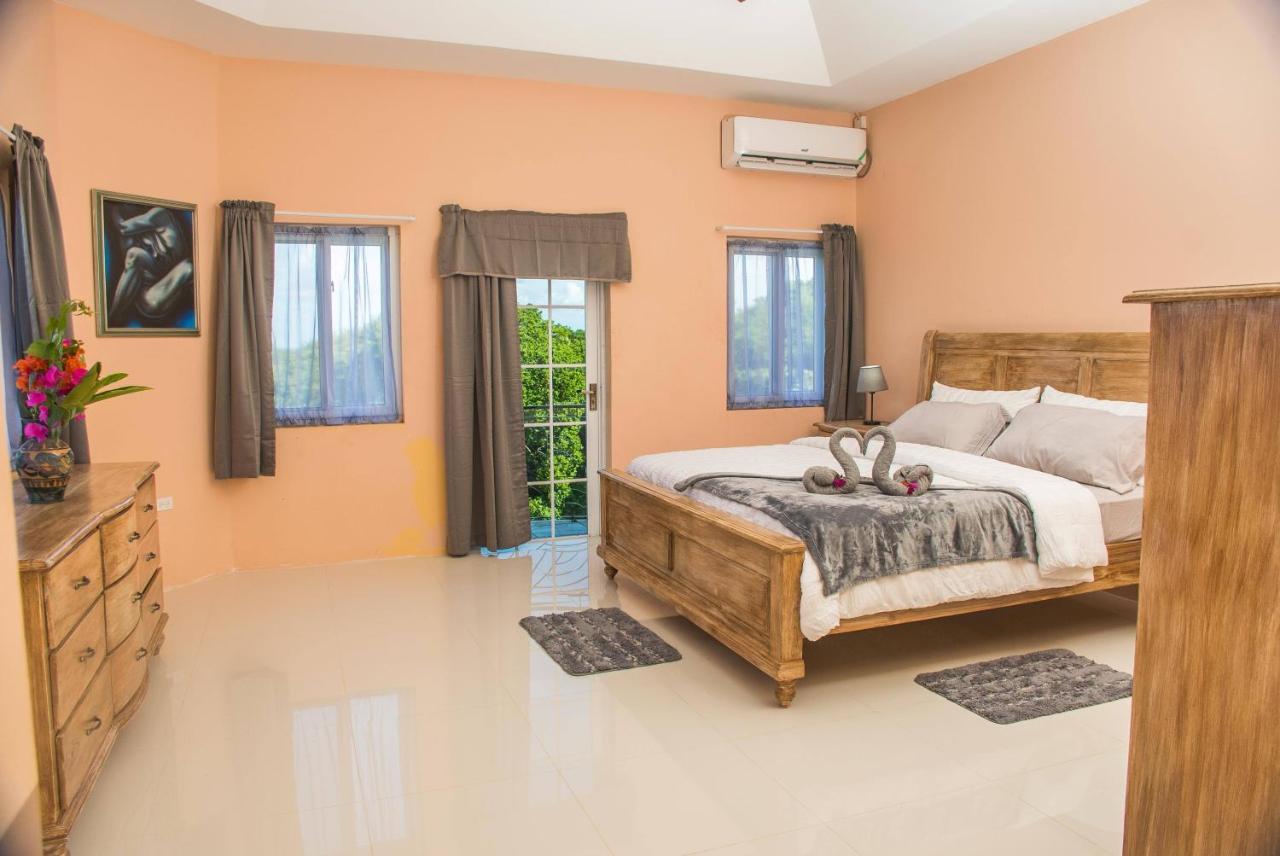 Runaway To Tranquility, Overlooking The Bay Runaway Bay Extérieur photo