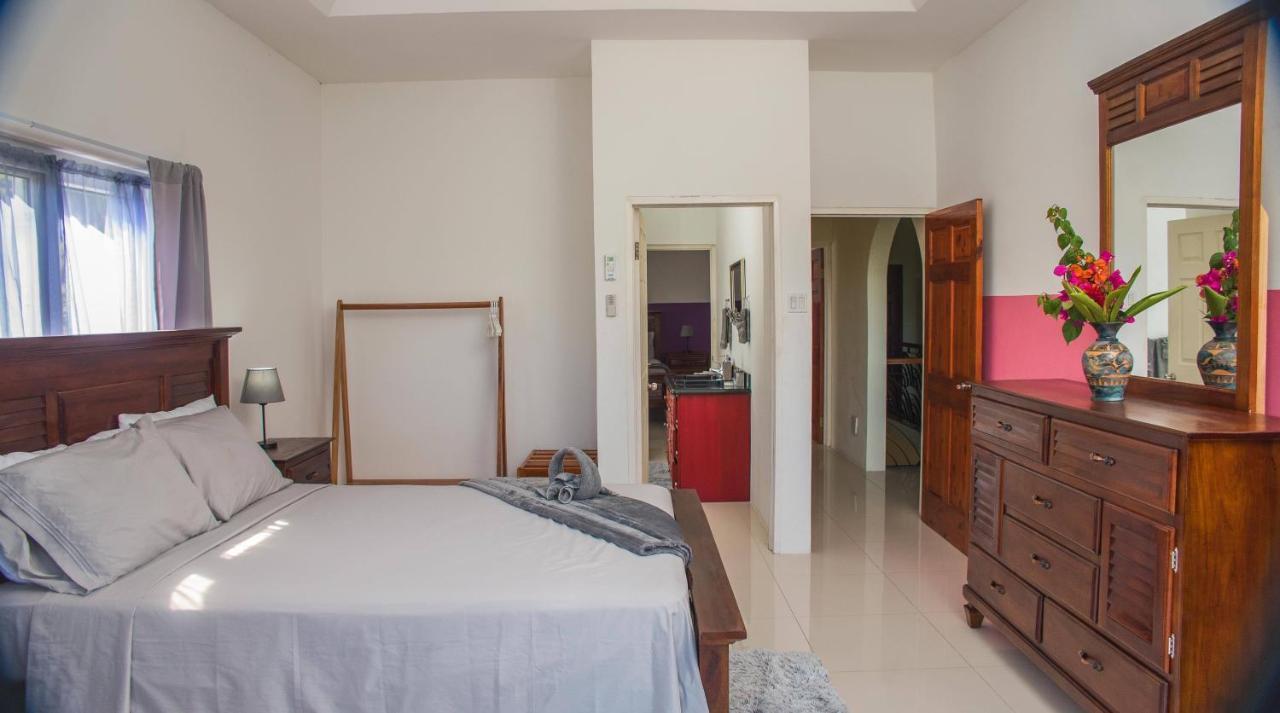 Runaway To Tranquility, Overlooking The Bay Runaway Bay Extérieur photo